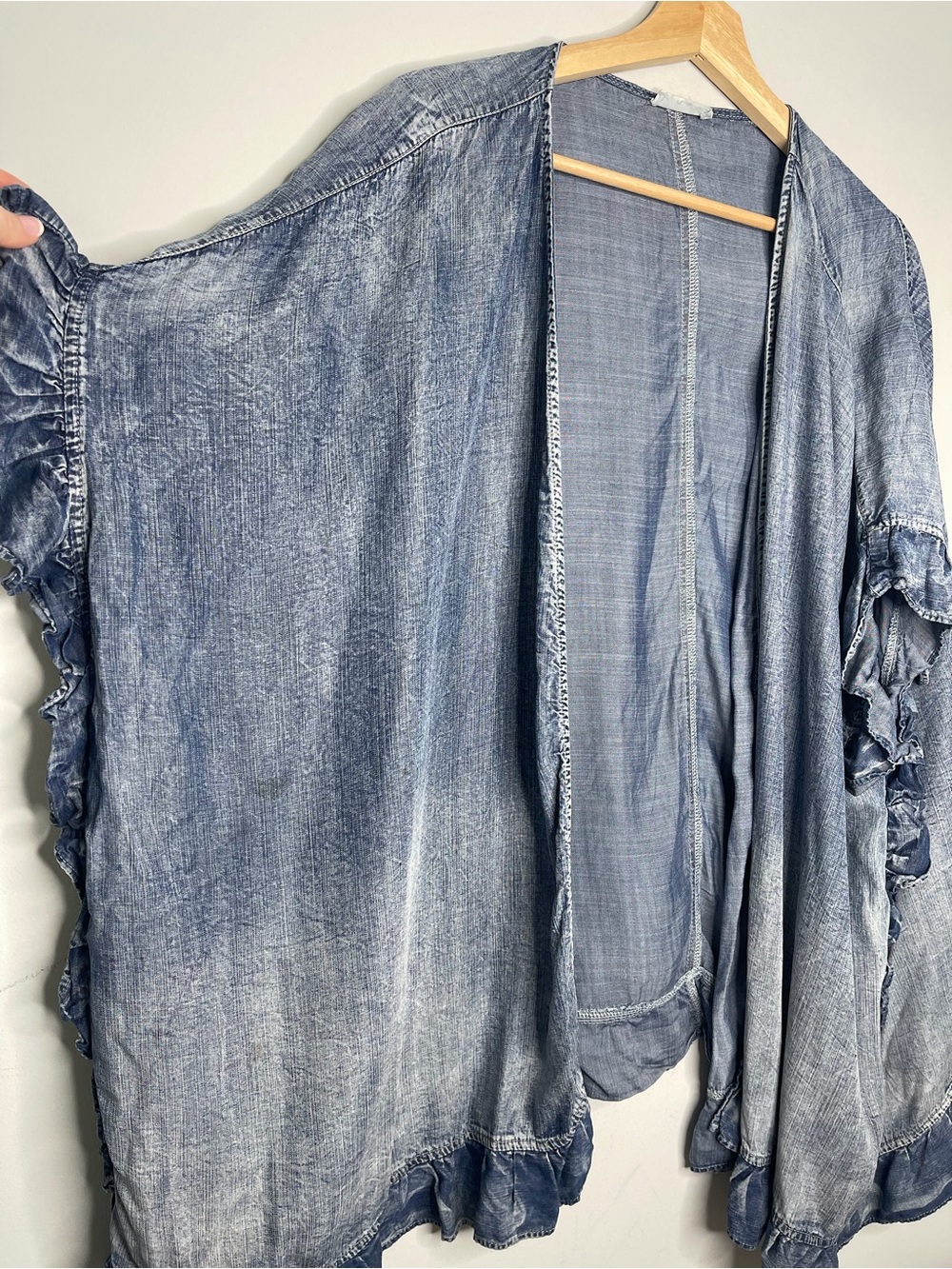 Ladies Easel light weight denim ruffle accent short sleeved cardigan size medium - Picture 5 of 6
